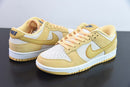 Tênis SB Dunk Low – Modelo “Gold Suede” (Bege/Dourado)