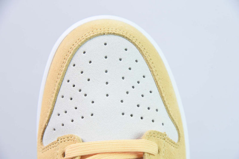 Tênis SB Dunk Low – Modelo “Gold Suede” (Bege/Dourado)