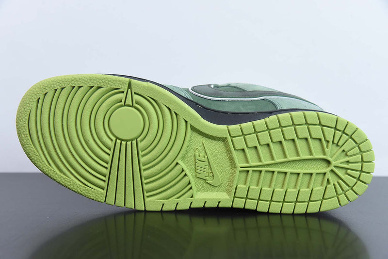 Tênis SB Dunk Low – Modelo “Green Lobster” (Verde/Branco) – Colaboração Concepts