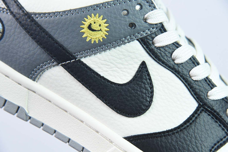 Tênis Dunk Low – Modelo “World Smile” (Branco/Amarelo/Preto) – Estampa Smiley