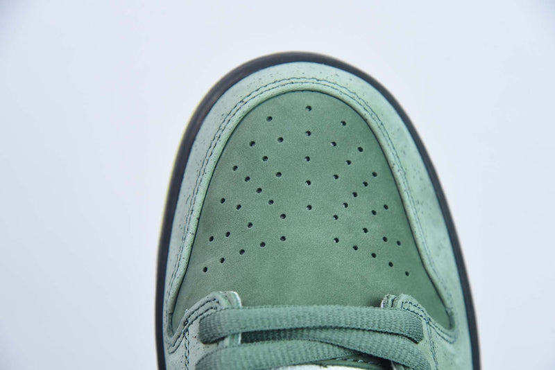 Tênis SB Dunk Low – Modelo “Green Lobster” (Verde/Branco) – Colaboração Concepts