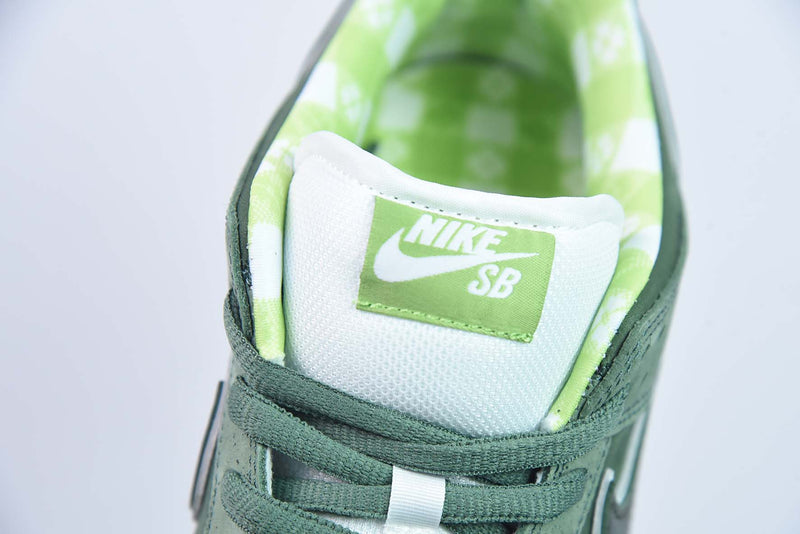 Tênis SB Dunk Low – Modelo “Green Lobster” (Verde/Branco) – Colaboração Concepts