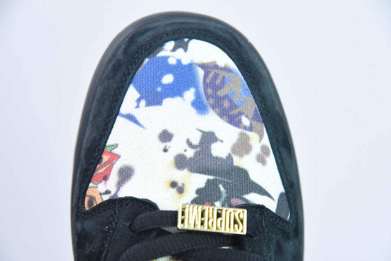 Tênis SB Dunk Low – Modelo “Rammellzee” (Preto/Branco) – Colaboração Supreme