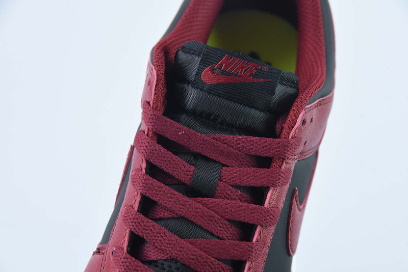 Tênis SB Dunk Low – Modelo “Gym Red” (Vermelho/Branco)