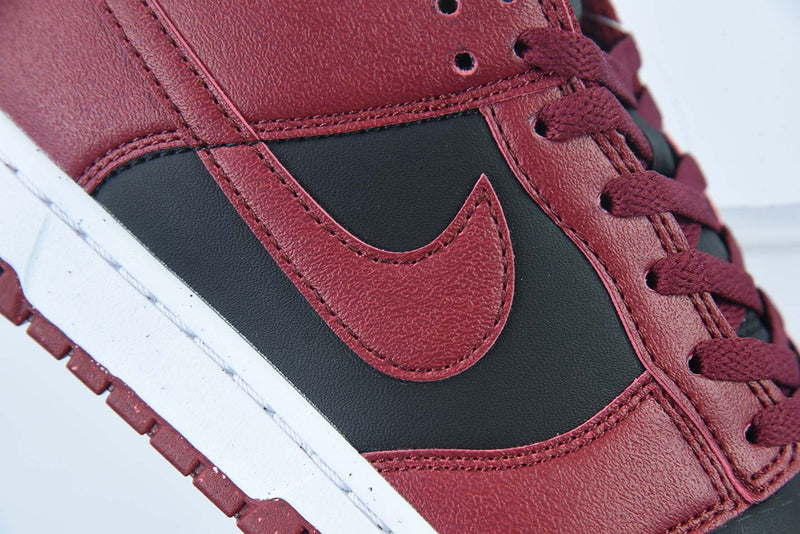 Tênis SB Dunk Low – Modelo “Gym Red” (Vermelho/Branco)
