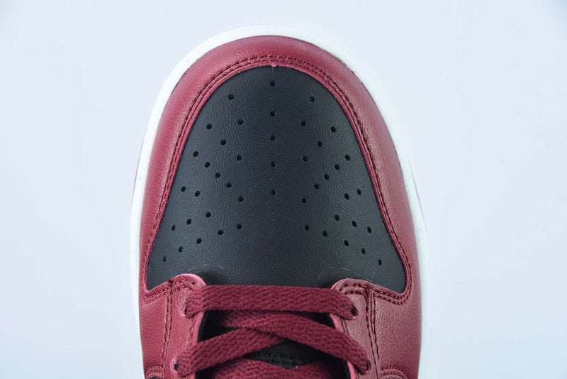 Tênis SB Dunk Low – Modelo “Gym Red” (Vermelho/Branco)